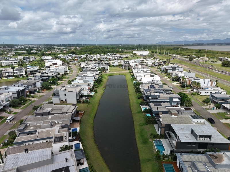 Sobrado beira lago no Capão Ilhas Resort com 350 m², 5 suítes, piscina, lareira, espaço gourmet, mobiliado e decorado, com vaga coberta para 2 carros.: 54ª foto da galeria de imagens do imóvel