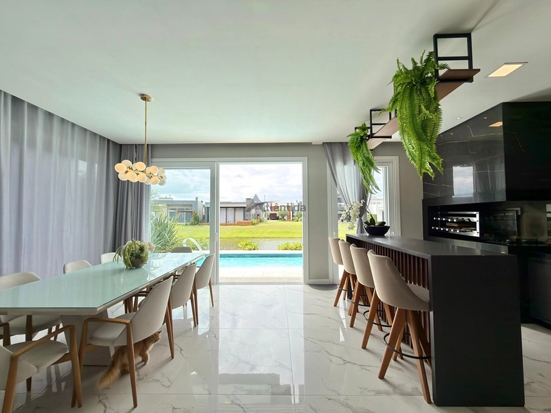 Sobrado beira lago no Capão Ilhas Resort com 350 m², 5 suítes, piscina, lareira, espaço gourmet, mobiliado e decorado, com vaga coberta para 2 carros.: 11ª foto da galeria de imagens do imóvel