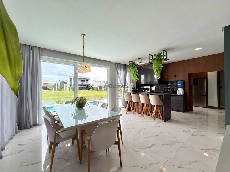 Sobrado beira lago no Capão Ilhas Resort com 350 m², 5 suítes, piscina, lareira, espaço gourmet, mobiliado e decorado, com vaga coberta para 2 carros.: 8ª foto da galeria de imagens do imóvel