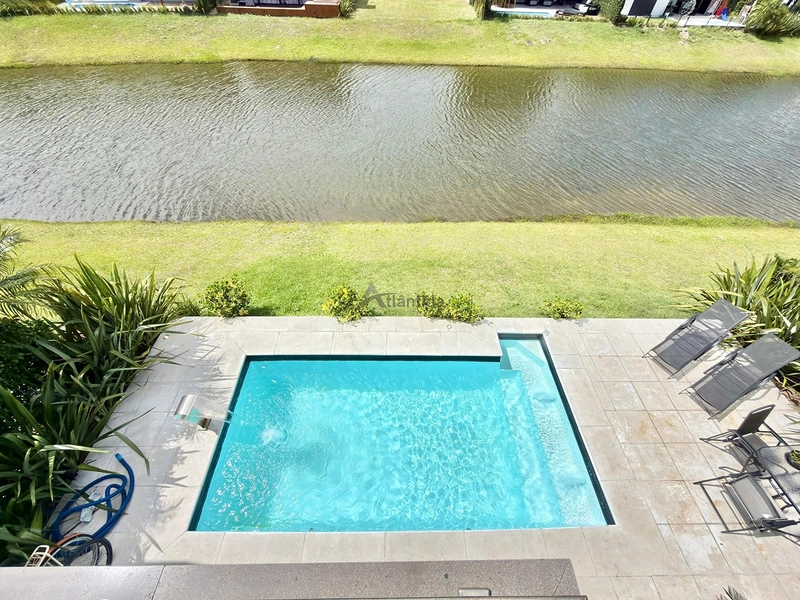 Sobrado beira lago no Capão Ilhas Resort com 350 m², 5 suítes, piscina, lareira, espaço gourmet, mobiliado e decorado, com vaga coberta para 2 carros.: 25ª foto da galeria de imagens do imóvel