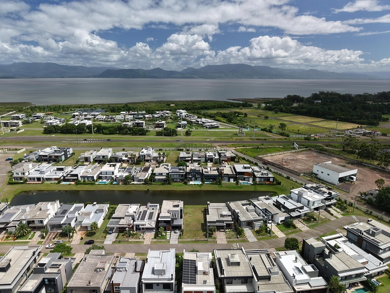 Sobrado beira lago no Capão Ilhas Resort com 350 m², 5 suítes, piscina, lareira, espaço gourmet, mobiliado e decorado, com vaga coberta para 2 carros.: 55ª foto da galeria de imagens do imóvel