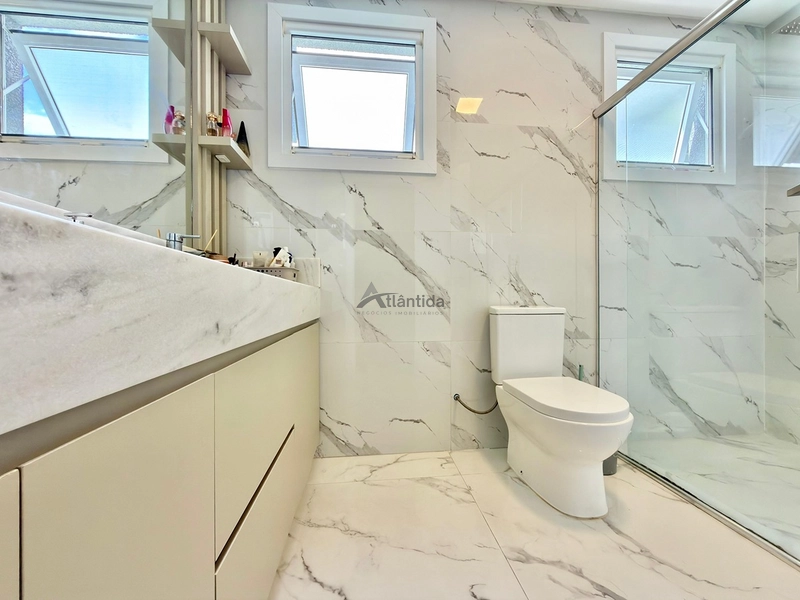 Sobrado beira lago no Capão Ilhas Resort com 350 m², 5 suítes, piscina, lareira, espaço gourmet, mobiliado e decorado, com vaga coberta para 2 carros.: 30ª foto da galeria de imagens do imóvel