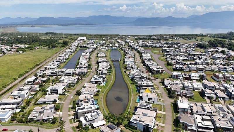 Sobrado beira lago no Capão Ilhas Resort com 350 m², 5 suítes, piscina, lareira, espaço gourmet, mobiliado e decorado, com vaga coberta para 2 carros.: 48ª foto da galeria de imagens do imóvel