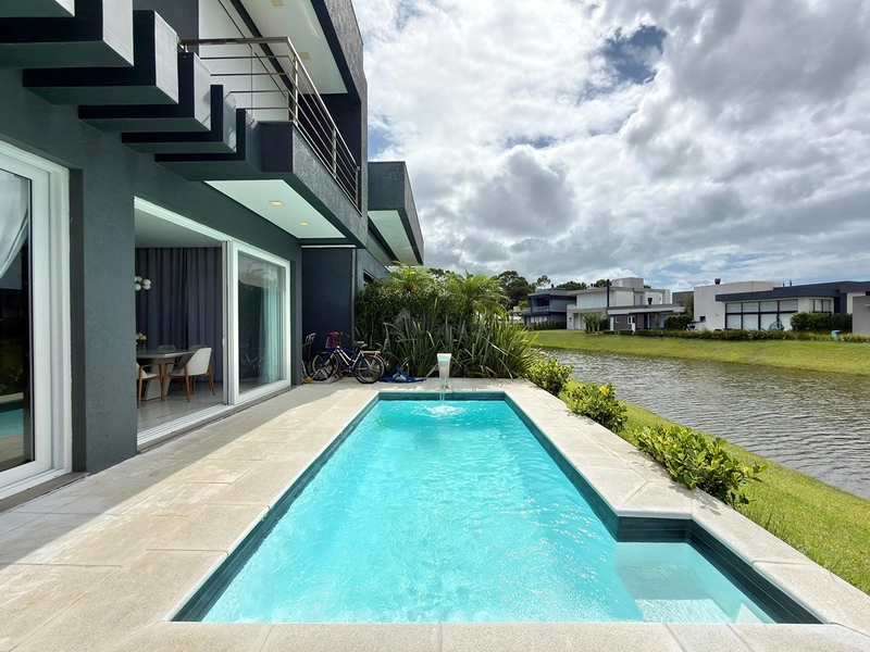 Sobrado beira lago no Capão Ilhas Resort com 350 m², 5 suítes, piscina, lareira, espaço gourmet, mobiliado e decorado, com vaga coberta para 2 carros.: 18ª foto da galeria de imagens do imóvel