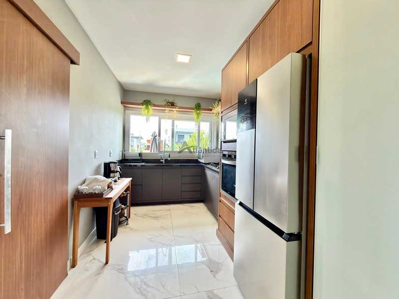 Sobrado beira lago no Capão Ilhas Resort com 350 m², 5 suítes, piscina, lareira, espaço gourmet, mobiliado e decorado, com vaga coberta para 2 carros.: 15ª foto da galeria de imagens do imóvel