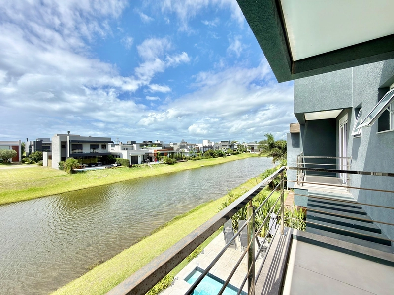 Sobrado beira lago no Capão Ilhas Resort com 350 m², 5 suítes, piscina, lareira, espaço gourmet, mobiliado e decorado, com vaga coberta para 2 carros.: 22ª foto da galeria de imagens do imóvel