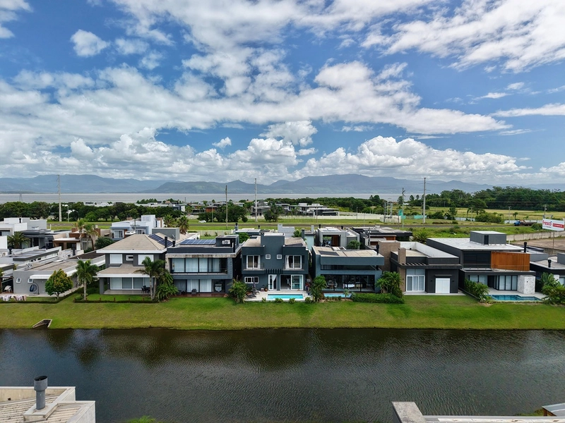Sobrado beira lago no Capão Ilhas Resort com 350 m², 5 suítes, piscina, lareira, espaço gourmet, mobiliado e decorado, com vaga coberta para 2 carros.: 47ª foto da galeria de imagens do imóvel