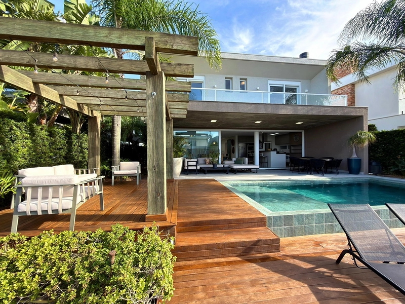 Sobrado beira lago no Malibu Beach com 5 suítes, piscina aquecida, placas solares e espaço gourmet.: 16ª foto da galeria de imagens do imóvel