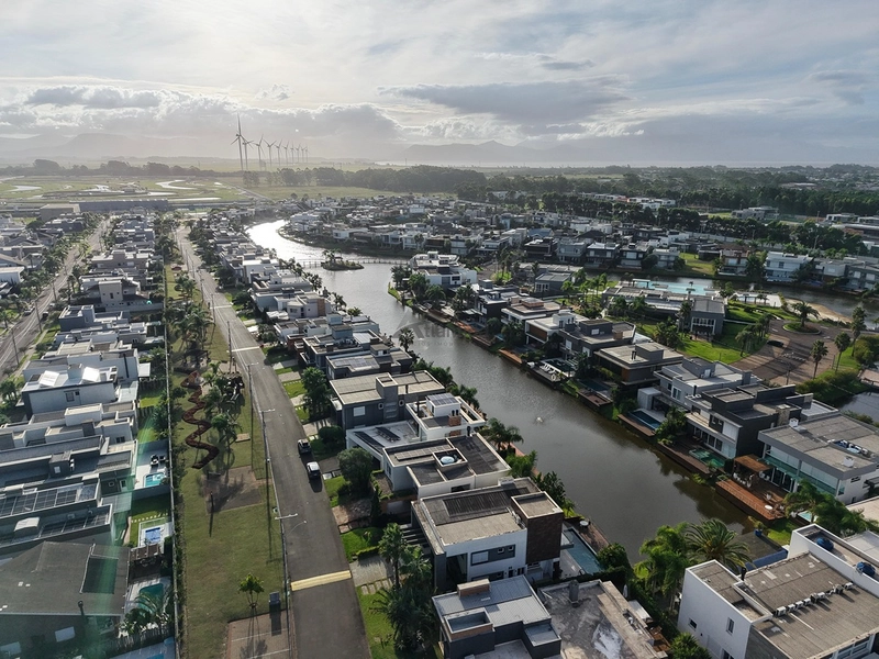 Sobrado beira lago no Malibu Beach com 5 suítes, piscina aquecida, placas solares e espaço gourmet.: 45ª foto da galeria de imagens do imóvel
