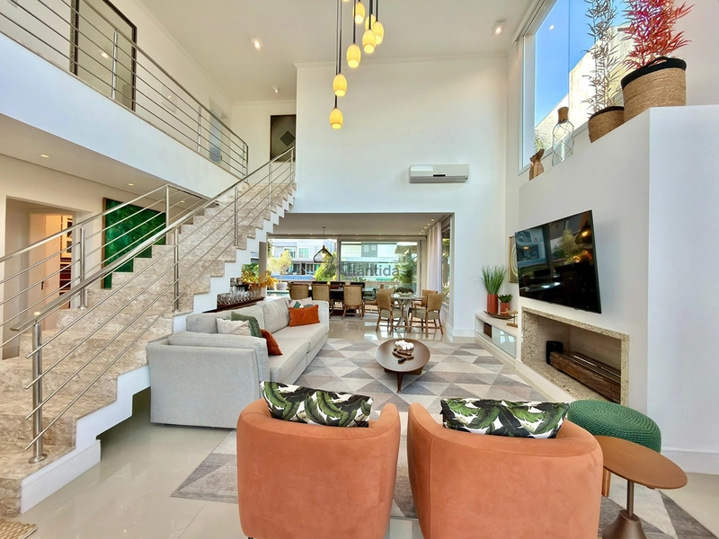 Sobrado beira lago no Malibu Beach com 5 suítes, piscina aquecida, placas solares e espaço gourmet.: 4ª foto da galeria de imagens do imóvel
