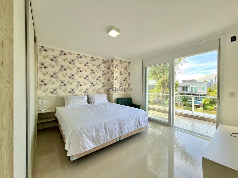 Sobrado beira lago no Malibu Beach com 5 suítes, piscina aquecida, placas solares e espaço gourmet.: 28ª foto da galeria de imagens do imóvel