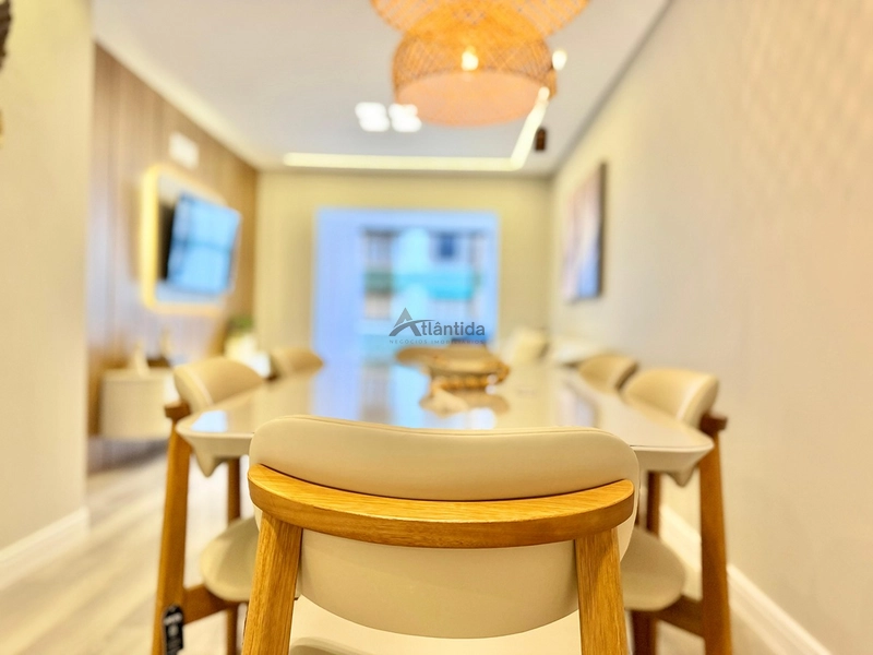 Apartamento amplo com 3 dormitórios, sacada de frente, mobiliado e decorado, com excelente posição solar e valor abaixo do mercado.: 4ª foto da galeria de imagens do imóvel