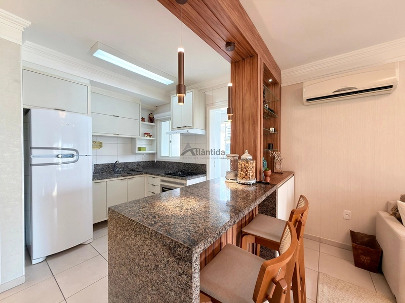 Excelente apartamento à venda em Capão da Canoa, localizado no bairro Centro, na Rua Marabá, ideal para quem busca espaço, conforto e uma ótima oportunidade no litoral.  O imóvel conta com 2 dormitórios, sendo 1 suíte, além de banho social, oferecendo uma planta funcional e muito bem distribuída para moradia, veraneio ou investimento. Possui sacada de frente, cozinha americana, living em 2 ambientes e área de serviço separada, proporcionando praticidade e ótimo aproveitamento dos espaços.  Com 81,16 m² de área privativa e 112,41 m² de área total, o apartamento se destaca pelo excelente tamanho interno. Totalmente mobiliado e decorado, está pronto para uso, sendo uma excelente oportunidade para quem busca um imóvel bem localizado e com ótimo custo-benefício.  O edifício conta com elevador, hall e zelador permanente, agregando mais comodidade e segurança no dia a dia.  De R$ 870.000,00 por R$ 730.000,00 no Pix.  Entre em contato para mais informações e agende sua visita.: 21ª foto da galeria de imagens do imóvel