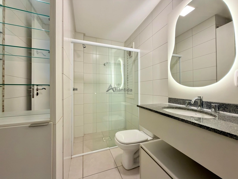 Excelente apartamento à venda em Capão da Canoa, localizado no bairro Centro, na Rua Marabá, ideal para quem busca espaço, conforto e uma ótima oportunidade no litoral.  O imóvel conta com 2 dormitórios, sendo 1 suíte, além de banho social, oferecendo uma planta funcional e muito bem distribuída para moradia, veraneio ou investimento. Possui sacada de frente, cozinha americana, living em 2 ambientes e área de serviço separada, proporcionando praticidade e ótimo aproveitamento dos espaços.  Com 81,16 m² de área privativa e 112,41 m² de área total, o apartamento se destaca pelo excelente tamanho interno. Totalmente mobiliado e decorado, está pronto para uso, sendo uma excelente oportunidade para quem busca um imóvel bem localizado e com ótimo custo-benefício.  O edifício conta com elevador, hall e zelador permanente, agregando mais comodidade e segurança no dia a dia.  De R$ 870.000,00 por R$ 730.000,00 no Pix.  Entre em contato para mais informações e agende sua visita.: 5ª foto da galeria de imagens do imóvel