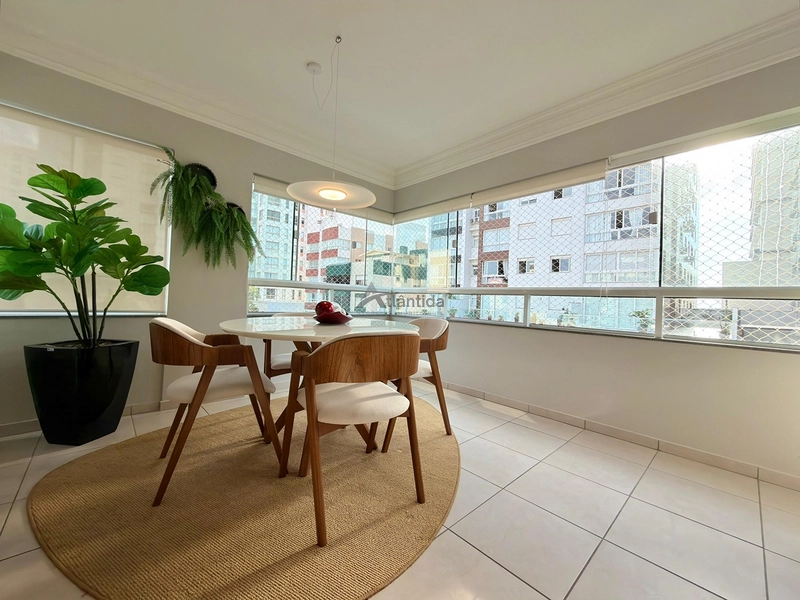 Excelente apartamento à venda em Capão da Canoa, localizado no bairro Centro, na Rua Marabá, ideal para quem busca espaço, conforto e uma ótima oportunidade no litoral.  O imóvel conta com 2 dormitórios, sendo 1 suíte, além de banho social, oferecendo uma planta funcional e muito bem distribuída para moradia, veraneio ou investimento. Possui sacada de frente, cozinha americana, living em 2 ambientes e área de serviço separada, proporcionando praticidade e ótimo aproveitamento dos espaços.  Com 81,16 m² de área privativa e 112,41 m² de área total, o apartamento se destaca pelo excelente tamanho interno. Totalmente mobiliado e decorado, está pronto para uso, sendo uma excelente oportunidade para quem busca um imóvel bem localizado e com ótimo custo-benefício.  O edifício conta com elevador, hall e zelador permanente, agregando mais comodidade e segurança no dia a dia.  De R$ 870.000,00 por R$ 730.000,00 no Pix.  Entre em contato para mais informações e agende sua visita.: 13ª foto da galeria de imagens do imóvel