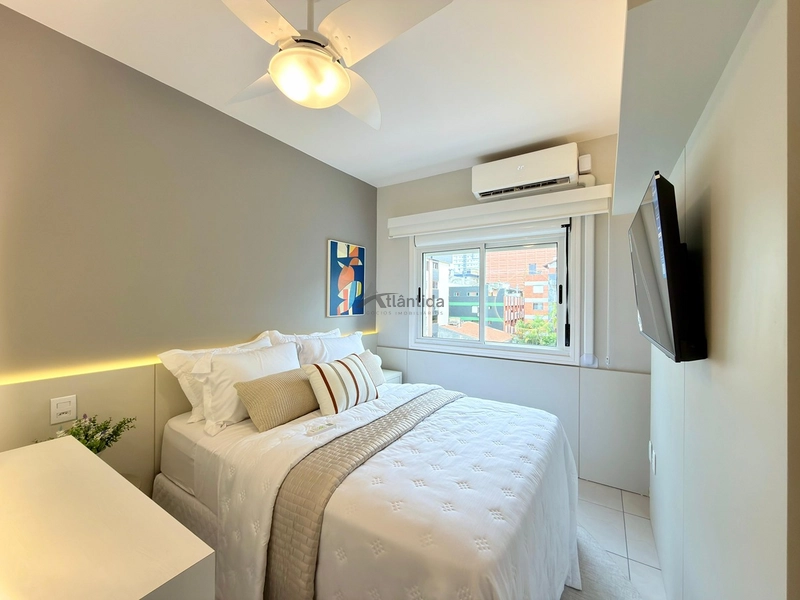 Excelente apartamento à venda em Capão da Canoa, localizado no bairro Centro, na Rua Marabá, ideal para quem busca espaço, conforto e uma ótima oportunidade no litoral.  O imóvel conta com 2 dormitórios, sendo 1 suíte, além de banho social, oferecendo uma planta funcional e muito bem distribuída para moradia, veraneio ou investimento. Possui sacada de frente, cozinha americana, living em 2 ambientes e área de serviço separada, proporcionando praticidade e ótimo aproveitamento dos espaços.  Com 81,16 m² de área privativa e 112,41 m² de área total, o apartamento se destaca pelo excelente tamanho interno. Totalmente mobiliado e decorado, está pronto para uso, sendo uma excelente oportunidade para quem busca um imóvel bem localizado e com ótimo custo-benefício.  O edifício conta com elevador, hall e zelador permanente, agregando mais comodidade e segurança no dia a dia.  De R$ 870.000,00 por R$ 730.000,00 no Pix.  Entre em contato para mais informações e agende sua visita.: 27ª foto da galeria de imagens do imóvel