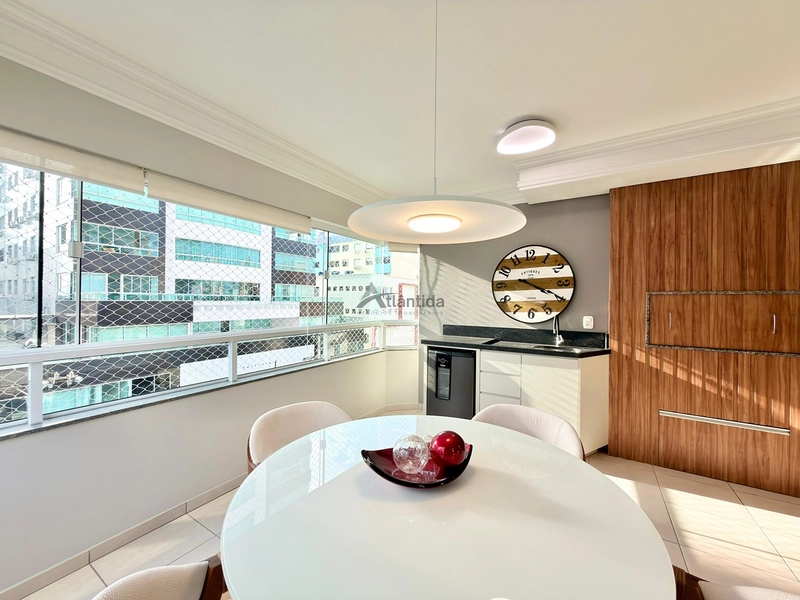 Excelente apartamento à venda em Capão da Canoa, localizado no bairro Centro, na Rua Marabá, ideal para quem busca espaço, conforto e uma ótima oportunidade no litoral.  O imóvel conta com 2 dormitórios, sendo 1 suíte, além de banho social, oferecendo uma planta funcional e muito bem distribuída para moradia, veraneio ou investimento. Possui sacada de frente, cozinha americana, living em 2 ambientes e área de serviço separada, proporcionando praticidade e ótimo aproveitamento dos espaços.  Com 81,16 m² de área privativa e 112,41 m² de área total, o apartamento se destaca pelo excelente tamanho interno. Totalmente mobiliado e decorado, está pronto para uso, sendo uma excelente oportunidade para quem busca um imóvel bem localizado e com ótimo custo-benefício.  O edifício conta com elevador, hall e zelador permanente, agregando mais comodidade e segurança no dia a dia.  De R$ 870.000,00 por R$ 730.000,00 no Pix.  Entre em contato para mais informações e agende sua visita.: 15ª foto da galeria de imagens do imóvel