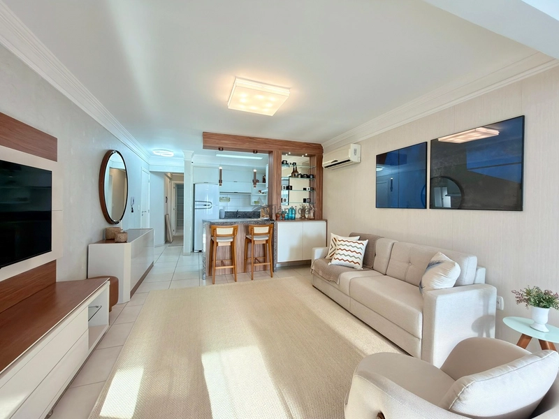 Excelente apartamento à venda em Capão da Canoa, localizado no bairro Centro, na Rua Marabá, ideal para quem busca espaço, conforto e uma ótima oportunidade no litoral.  O imóvel conta com 2 dormitórios, sendo 1 suíte, além de banho social, oferecendo uma planta funcional e muito bem distribuída para moradia, veraneio ou investimento. Possui sacada de frente, cozinha americana, living em 2 ambientes e área de serviço separada, proporcionando praticidade e ótimo aproveitamento dos espaços.  Com 81,16 m² de área privativa e 112,41 m² de área total, o apartamento se destaca pelo excelente tamanho interno. Totalmente mobiliado e decorado, está pronto para uso, sendo uma excelente oportunidade para quem busca um imóvel bem localizado e com ótimo custo-benefício.  O edifício conta com elevador, hall e zelador permanente, agregando mais comodidade e segurança no dia a dia.  De R$ 870.000,00 por R$ 730.000,00 no Pix.  Entre em contato para mais informações e agende sua visita.: 14ª foto da galeria de imagens do imóvel