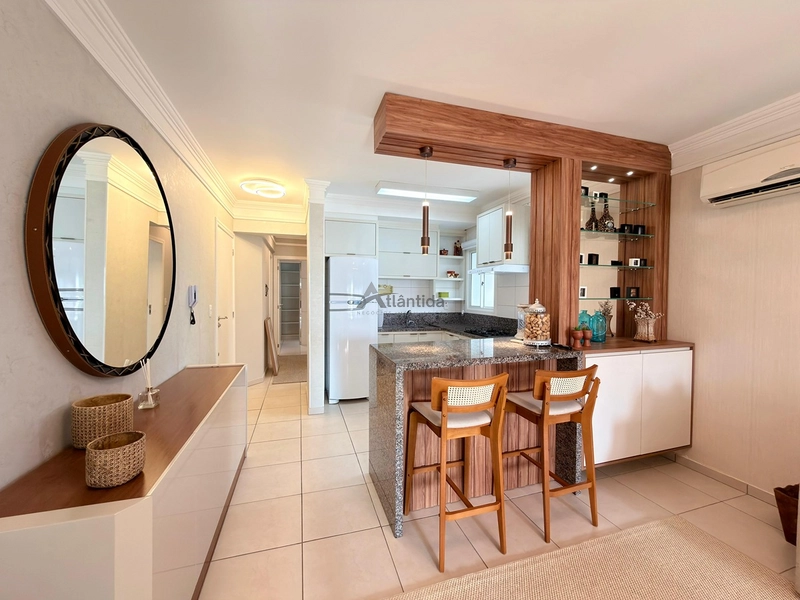 Excelente apartamento à venda em Capão da Canoa, localizado no bairro Centro, na Rua Marabá, ideal para quem busca espaço, conforto e uma ótima oportunidade no litoral.  O imóvel conta com 2 dormitórios, sendo 1 suíte, além de banho social, oferecendo uma planta funcional e muito bem distribuída para moradia, veraneio ou investimento. Possui sacada de frente, cozinha americana, living em 2 ambientes e área de serviço separada, proporcionando praticidade e ótimo aproveitamento dos espaços.  Com 81,16 m² de área privativa e 112,41 m² de área total, o apartamento se destaca pelo excelente tamanho interno. Totalmente mobiliado e decorado, está pronto para uso, sendo uma excelente oportunidade para quem busca um imóvel bem localizado e com ótimo custo-benefício.  O edifício conta com elevador, hall e zelador permanente, agregando mais comodidade e segurança no dia a dia.  De R$ 870.000,00 por R$ 730.000,00 no Pix.  Entre em contato para mais informações e agende sua visita.: 20ª foto da galeria de imagens do imóvel