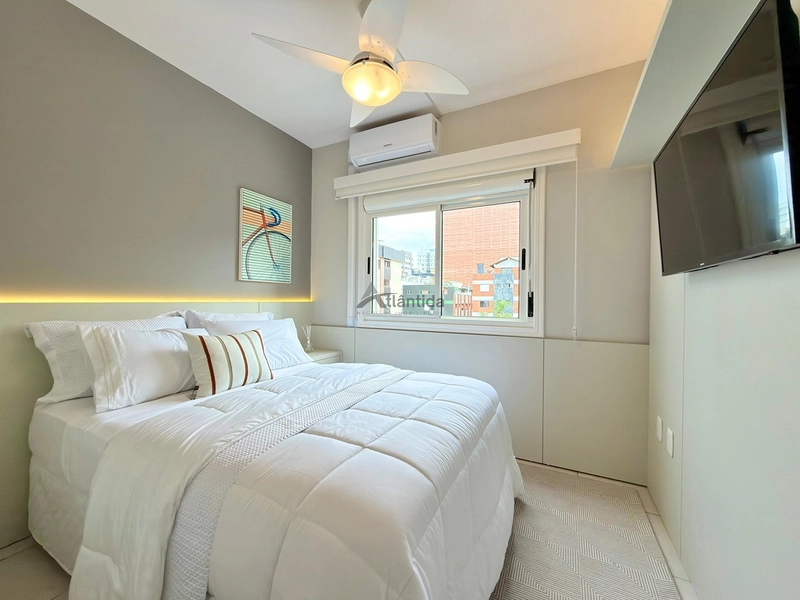 Excelente apartamento à venda em Capão da Canoa, localizado no bairro Centro, na Rua Marabá, ideal para quem busca espaço, conforto e uma ótima oportunidade no litoral.  O imóvel conta com 2 dormitórios, sendo 1 suíte, além de banho social, oferecendo uma planta funcional e muito bem distribuída para moradia, veraneio ou investimento. Possui sacada de frente, cozinha americana, living em 2 ambientes e área de serviço separada, proporcionando praticidade e ótimo aproveitamento dos espaços.  Com 81,16 m² de área privativa e 112,41 m² de área total, o apartamento se destaca pelo excelente tamanho interno. Totalmente mobiliado e decorado, está pronto para uso, sendo uma excelente oportunidade para quem busca um imóvel bem localizado e com ótimo custo-benefício.  O edifício conta com elevador, hall e zelador permanente, agregando mais comodidade e segurança no dia a dia.  De R$ 870.000,00 por R$ 730.000,00 no Pix.  Entre em contato para mais informações e agende sua visita.: 23ª foto da galeria de imagens do imóvel