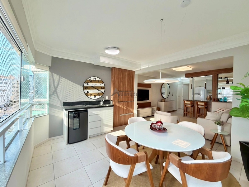 Excelente apartamento à venda em Capão da Canoa, localizado no bairro Centro, na Rua Marabá, ideal para quem busca espaço, conforto e uma ótima oportunidade no litoral.  O imóvel conta com 2 dormitórios, sendo 1 suíte, além de banho social, oferecendo uma planta funcional e muito bem distribuída para moradia, veraneio ou investimento. Possui sacada de frente, cozinha americana, living em 2 ambientes e área de serviço separada, proporcionando praticidade e ótimo aproveitamento dos espaços.  Com 81,16 m² de área privativa e 112,41 m² de área total, o apartamento se destaca pelo excelente tamanho interno. Totalmente mobiliado e decorado, está pronto para uso, sendo uma excelente oportunidade para quem busca um imóvel bem localizado e com ótimo custo-benefício.  O edifício conta com elevador, hall e zelador permanente, agregando mais comodidade e segurança no dia a dia.  De R$ 870.000,00 por R$ 730.000,00 no Pix.  Entre em contato para mais informações e agende sua visita.: 16ª foto da galeria de imagens do imóvel