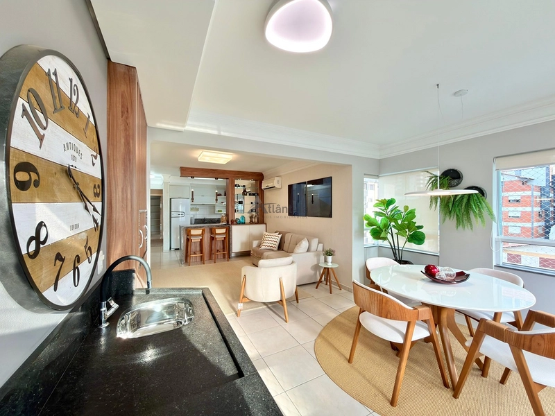 Excelente apartamento à venda em Capão da Canoa, localizado no bairro Centro, na Rua Marabá, ideal para quem busca espaço, conforto e uma ótima oportunidade no litoral.  O imóvel conta com 2 dormitórios, sendo 1 suíte, além de banho social, oferecendo uma planta funcional e muito bem distribuída para moradia, veraneio ou investimento. Possui sacada de frente, cozinha americana, living em 2 ambientes e área de serviço separada, proporcionando praticidade e ótimo aproveitamento dos espaços.  Com 81,16 m² de área privativa e 112,41 m² de área total, o apartamento se destaca pelo excelente tamanho interno. Totalmente mobiliado e decorado, está pronto para uso, sendo uma excelente oportunidade para quem busca um imóvel bem localizado e com ótimo custo-benefício.  O edifício conta com elevador, hall e zelador permanente, agregando mais comodidade e segurança no dia a dia.  De R$ 870.000,00 por R$ 730.000,00 no Pix.  Entre em contato para mais informações e agende sua visita.: 8ª foto da galeria de imagens do imóvel