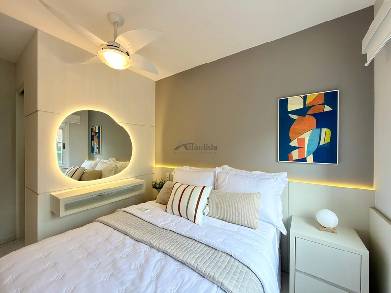 Excelente apartamento à venda em Capão da Canoa, localizado no bairro Centro, na Rua Marabá, ideal para quem busca espaço, conforto e uma ótima oportunidade no litoral.  O imóvel conta com 2 dormitórios, sendo 1 suíte, além de banho social, oferecendo uma planta funcional e muito bem distribuída para moradia, veraneio ou investimento. Possui sacada de frente, cozinha americana, living em 2 ambientes e área de serviço separada, proporcionando praticidade e ótimo aproveitamento dos espaços.  Com 81,16 m² de área privativa e 112,41 m² de área total, o apartamento se destaca pelo excelente tamanho interno. Totalmente mobiliado e decorado, está pronto para uso, sendo uma excelente oportunidade para quem busca um imóvel bem localizado e com ótimo custo-benefício.  O edifício conta com elevador, hall e zelador permanente, agregando mais comodidade e segurança no dia a dia.  De R$ 870.000,00 por R$ 730.000,00 no Pix.  Entre em contato para mais informações e agende sua visita.: 2ª foto da galeria de imagens do imóvel