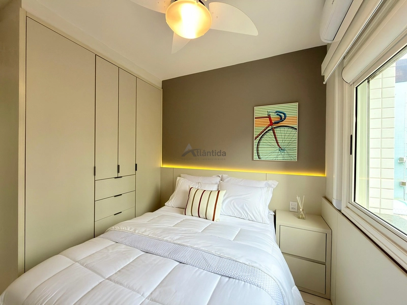 Excelente apartamento à venda em Capão da Canoa, localizado no bairro Centro, na Rua Marabá, ideal para quem busca espaço, conforto e uma ótima oportunidade no litoral.  O imóvel conta com 2 dormitórios, sendo 1 suíte, além de banho social, oferecendo uma planta funcional e muito bem distribuída para moradia, veraneio ou investimento. Possui sacada de frente, cozinha americana, living em 2 ambientes e área de serviço separada, proporcionando praticidade e ótimo aproveitamento dos espaços.  Com 81,16 m² de área privativa e 112,41 m² de área total, o apartamento se destaca pelo excelente tamanho interno. Totalmente mobiliado e decorado, está pronto para uso, sendo uma excelente oportunidade para quem busca um imóvel bem localizado e com ótimo custo-benefício.  O edifício conta com elevador, hall e zelador permanente, agregando mais comodidade e segurança no dia a dia.  De R$ 870.000,00 por R$ 730.000,00 no Pix.  Entre em contato para mais informações e agende sua visita.: 24ª foto da galeria de imagens do imóvel