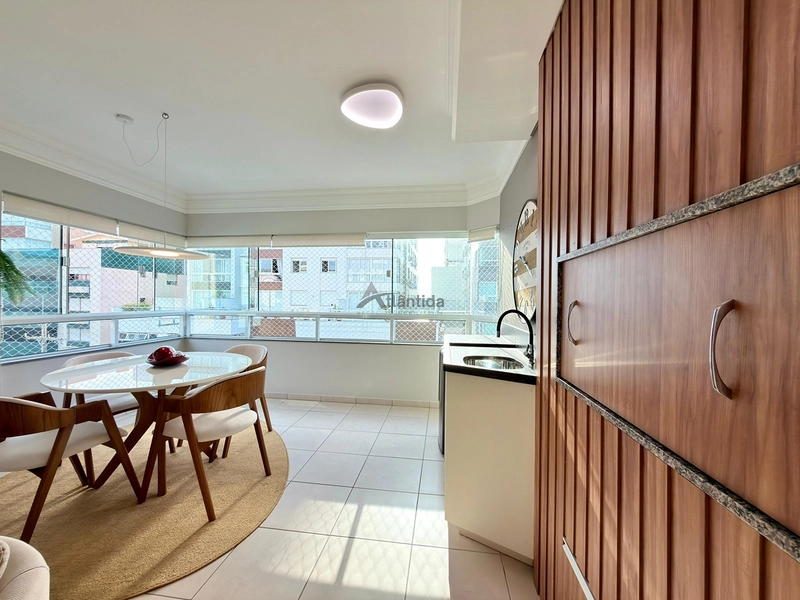 Excelente apartamento à venda em Capão da Canoa, localizado no bairro Centro, na Rua Marabá, ideal para quem busca espaço, conforto e uma ótima oportunidade no litoral.  O imóvel conta com 2 dormitórios, sendo 1 suíte, além de banho social, oferecendo uma planta funcional e muito bem distribuída para moradia, veraneio ou investimento. Possui sacada de frente, cozinha americana, living em 2 ambientes e área de serviço separada, proporcionando praticidade e ótimo aproveitamento dos espaços.  Com 81,16 m² de área privativa e 112,41 m² de área total, o apartamento se destaca pelo excelente tamanho interno. Totalmente mobiliado e decorado, está pronto para uso, sendo uma excelente oportunidade para quem busca um imóvel bem localizado e com ótimo custo-benefício.  O edifício conta com elevador, hall e zelador permanente, agregando mais comodidade e segurança no dia a dia.  De R$ 870.000,00 por R$ 730.000,00 no Pix.  Entre em contato para mais informações e agende sua visita.: 12ª foto da galeria de imagens do imóvel