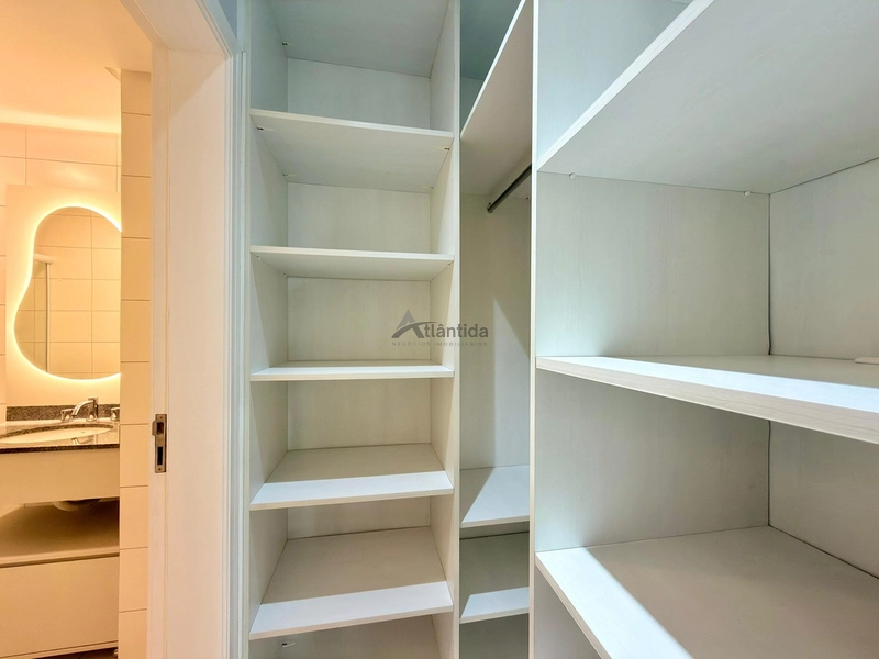 Excelente apartamento à venda em Capão da Canoa, localizado no bairro Centro, na Rua Marabá, ideal para quem busca espaço, conforto e uma ótima oportunidade no litoral.  O imóvel conta com 2 dormitórios, sendo 1 suíte, além de banho social, oferecendo uma planta funcional e muito bem distribuída para moradia, veraneio ou investimento. Possui sacada de frente, cozinha americana, living em 2 ambientes e área de serviço separada, proporcionando praticidade e ótimo aproveitamento dos espaços.  Com 81,16 m² de área privativa e 112,41 m² de área total, o apartamento se destaca pelo excelente tamanho interno. Totalmente mobiliado e decorado, está pronto para uso, sendo uma excelente oportunidade para quem busca um imóvel bem localizado e com ótimo custo-benefício.  O edifício conta com elevador, hall e zelador permanente, agregando mais comodidade e segurança no dia a dia.  De R$ 870.000,00 por R$ 730.000,00 no Pix.  Entre em contato para mais informações e agende sua visita.: 4ª foto da galeria de imagens do imóvel