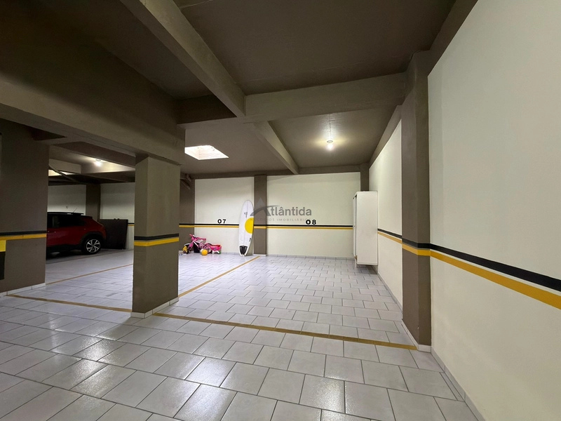 Excelente apartamento à venda em Capão da Canoa, localizado no bairro Centro, na Rua Marabá, ideal para quem busca espaço, conforto e uma ótima oportunidade no litoral.  O imóvel conta com 2 dormitórios, sendo 1 suíte, além de banho social, oferecendo uma planta funcional e muito bem distribuída para moradia, veraneio ou investimento. Possui sacada de frente, cozinha americana, living em 2 ambientes e área de serviço separada, proporcionando praticidade e ótimo aproveitamento dos espaços.  Com 81,16 m² de área privativa e 112,41 m² de área total, o apartamento se destaca pelo excelente tamanho interno. Totalmente mobiliado e decorado, está pronto para uso, sendo uma excelente oportunidade para quem busca um imóvel bem localizado e com ótimo custo-benefício.  O edifício conta com elevador, hall e zelador permanente, agregando mais comodidade e segurança no dia a dia.  De R$ 870.000,00 por R$ 730.000,00 no Pix.  Entre em contato para mais informações e agende sua visita.: 6ª foto da galeria de imagens do imóvel