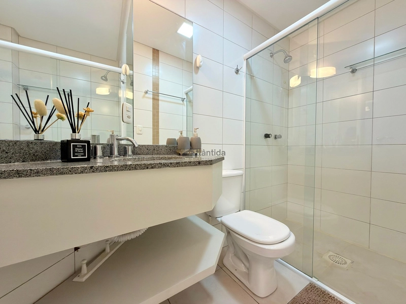 Excelente apartamento à venda em Capão da Canoa, localizado no bairro Centro, na Rua Marabá, ideal para quem busca espaço, conforto e uma ótima oportunidade no litoral.  O imóvel conta com 2 dormitórios, sendo 1 suíte, além de banho social, oferecendo uma planta funcional e muito bem distribuída para moradia, veraneio ou investimento. Possui sacada de frente, cozinha americana, living em 2 ambientes e área de serviço separada, proporcionando praticidade e ótimo aproveitamento dos espaços.  Com 81,16 m² de área privativa e 112,41 m² de área total, o apartamento se destaca pelo excelente tamanho interno. Totalmente mobiliado e decorado, está pronto para uso, sendo uma excelente oportunidade para quem busca um imóvel bem localizado e com ótimo custo-benefício.  O edifício conta com elevador, hall e zelador permanente, agregando mais comodidade e segurança no dia a dia.  De R$ 870.000,00 por R$ 730.000,00 no Pix.  Entre em contato para mais informações e agende sua visita.: 26ª foto da galeria de imagens do imóvel