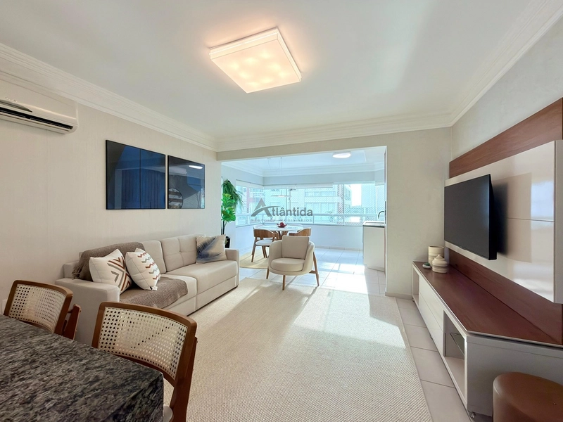 Excelente apartamento à venda em Capão da Canoa, localizado no bairro Centro, na Rua Marabá, ideal para quem busca espaço, conforto e uma ótima oportunidade no litoral.  O imóvel conta com 2 dormitórios, sendo 1 suíte, além de banho social, oferecendo uma planta funcional e muito bem distribuída para moradia, veraneio ou investimento. Possui sacada de frente, cozinha americana, living em 2 ambientes e área de serviço separada, proporcionando praticidade e ótimo aproveitamento dos espaços.  Com 81,16 m² de área privativa e 112,41 m² de área total, o apartamento se destaca pelo excelente tamanho interno. Totalmente mobiliado e decorado, está pronto para uso, sendo uma excelente oportunidade para quem busca um imóvel bem localizado e com ótimo custo-benefício.  O edifício conta com elevador, hall e zelador permanente, agregando mais comodidade e segurança no dia a dia.  De R$ 870.000,00 por R$ 730.000,00 no Pix.  Entre em contato para mais informações e agende sua visita.: 11ª foto da galeria de imagens do imóvel