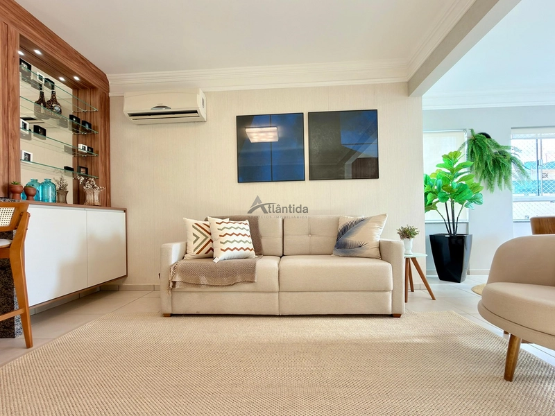 Excelente apartamento à venda em Capão da Canoa, localizado no bairro Centro, na Rua Marabá, ideal para quem busca espaço, conforto e uma ótima oportunidade no litoral.  O imóvel conta com 2 dormitórios, sendo 1 suíte, além de banho social, oferecendo uma planta funcional e muito bem distribuída para moradia, veraneio ou investimento. Possui sacada de frente, cozinha americana, living em 2 ambientes e área de serviço separada, proporcionando praticidade e ótimo aproveitamento dos espaços.  Com 81,16 m² de área privativa e 112,41 m² de área total, o apartamento se destaca pelo excelente tamanho interno. Totalmente mobiliado e decorado, está pronto para uso, sendo uma excelente oportunidade para quem busca um imóvel bem localizado e com ótimo custo-benefício.  O edifício conta com elevador, hall e zelador permanente, agregando mais comodidade e segurança no dia a dia.  De R$ 870.000,00 por R$ 730.000,00 no Pix.  Entre em contato para mais informações e agende sua visita.: 19ª foto da galeria de imagens do imóvel