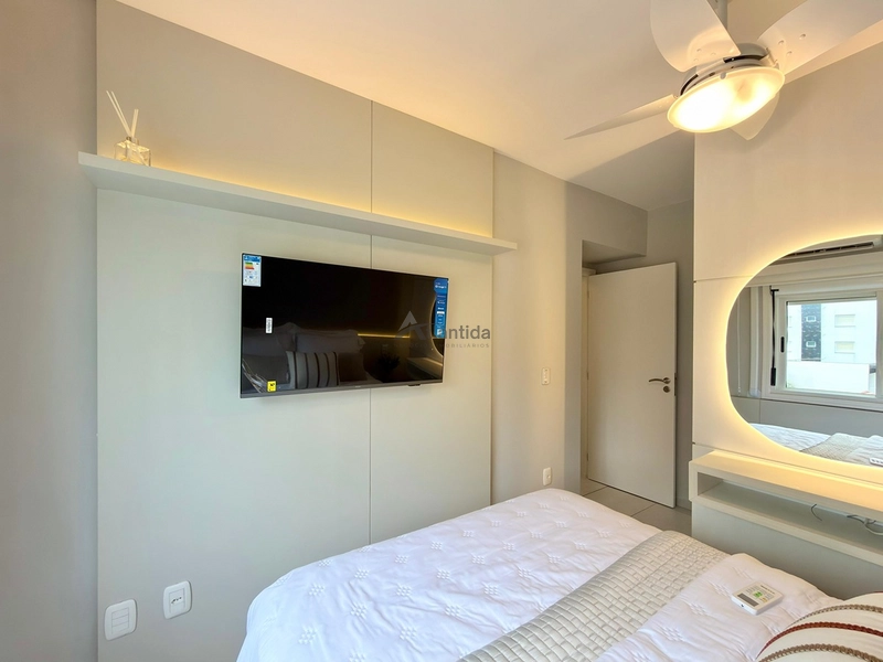 Excelente apartamento à venda em Capão da Canoa, localizado no bairro Centro, na Rua Marabá, ideal para quem busca espaço, conforto e uma ótima oportunidade no litoral.  O imóvel conta com 2 dormitórios, sendo 1 suíte, além de banho social, oferecendo uma planta funcional e muito bem distribuída para moradia, veraneio ou investimento. Possui sacada de frente, cozinha americana, living em 2 ambientes e área de serviço separada, proporcionando praticidade e ótimo aproveitamento dos espaços.  Com 81,16 m² de área privativa e 112,41 m² de área total, o apartamento se destaca pelo excelente tamanho interno. Totalmente mobiliado e decorado, está pronto para uso, sendo uma excelente oportunidade para quem busca um imóvel bem localizado e com ótimo custo-benefício.  O edifício conta com elevador, hall e zelador permanente, agregando mais comodidade e segurança no dia a dia.  De R$ 870.000,00 por R$ 730.000,00 no Pix.  Entre em contato para mais informações e agende sua visita.: 3ª foto da galeria de imagens do imóvel