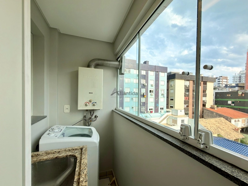 Excelente apartamento à venda em Capão da Canoa, localizado no bairro Centro, na Rua Marabá, ideal para quem busca espaço, conforto e uma ótima oportunidade no litoral.  O imóvel conta com 2 dormitórios, sendo 1 suíte, além de banho social, oferecendo uma planta funcional e muito bem distribuída para moradia, veraneio ou investimento. Possui sacada de frente, cozinha americana, living em 2 ambientes e área de serviço separada, proporcionando praticidade e ótimo aproveitamento dos espaços.  Com 81,16 m² de área privativa e 112,41 m² de área total, o apartamento se destaca pelo excelente tamanho interno. Totalmente mobiliado e decorado, está pronto para uso, sendo uma excelente oportunidade para quem busca um imóvel bem localizado e com ótimo custo-benefício.  O edifício conta com elevador, hall e zelador permanente, agregando mais comodidade e segurança no dia a dia.  De R$ 870.000,00 por R$ 730.000,00 no Pix.  Entre em contato para mais informações e agende sua visita.: 22ª foto da galeria de imagens do imóvel