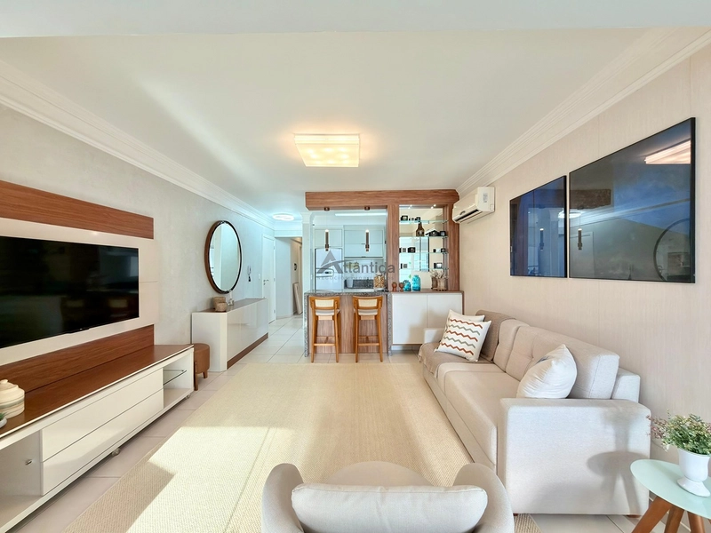 Excelente apartamento à venda em Capão da Canoa, localizado no bairro Centro, na Rua Marabá, ideal para quem busca espaço, conforto e uma ótima oportunidade no litoral.  O imóvel conta com 2 dormitórios, sendo 1 suíte, além de banho social, oferecendo uma planta funcional e muito bem distribuída para moradia, veraneio ou investimento. Possui sacada de frente, cozinha americana, living em 2 ambientes e área de serviço separada, proporcionando praticidade e ótimo aproveitamento dos espaços.  Com 81,16 m² de área privativa e 112,41 m² de área total, o apartamento se destaca pelo excelente tamanho interno. Totalmente mobiliado e decorado, está pronto para uso, sendo uma excelente oportunidade para quem busca um imóvel bem localizado e com ótimo custo-benefício.  O edifício conta com elevador, hall e zelador permanente, agregando mais comodidade e segurança no dia a dia.  De R$ 870.000,00 por R$ 730.000,00 no Pix.  Entre em contato para mais informações e agende sua visita.: 18ª foto da galeria de imagens do imóvel