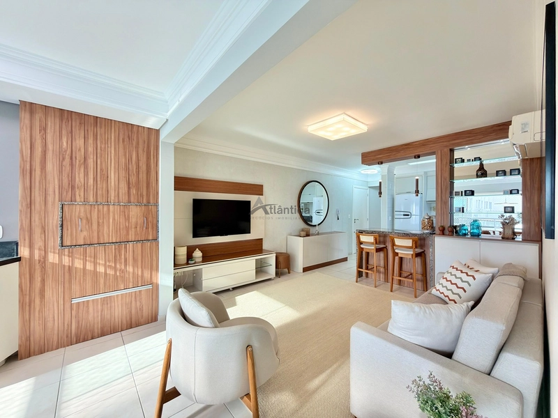 Excelente apartamento à venda em Capão da Canoa, localizado no bairro Centro, na Rua Marabá, ideal para quem busca espaço, conforto e uma ótima oportunidade no litoral.  O imóvel conta com 2 dormitórios, sendo 1 suíte, além de banho social, oferecendo uma planta funcional e muito bem distribuída para moradia, veraneio ou investimento. Possui sacada de frente, cozinha americana, living em 2 ambientes e área de serviço separada, proporcionando praticidade e ótimo aproveitamento dos espaços.  Com 81,16 m² de área privativa e 112,41 m² de área total, o apartamento se destaca pelo excelente tamanho interno. Totalmente mobiliado e decorado, está pronto para uso, sendo uma excelente oportunidade para quem busca um imóvel bem localizado e com ótimo custo-benefício.  O edifício conta com elevador, hall e zelador permanente, agregando mais comodidade e segurança no dia a dia.  De R$ 870.000,00 por R$ 730.000,00 no Pix.  Entre em contato para mais informações e agende sua visita.: 1ª foto da galeria de imagens do imóvel