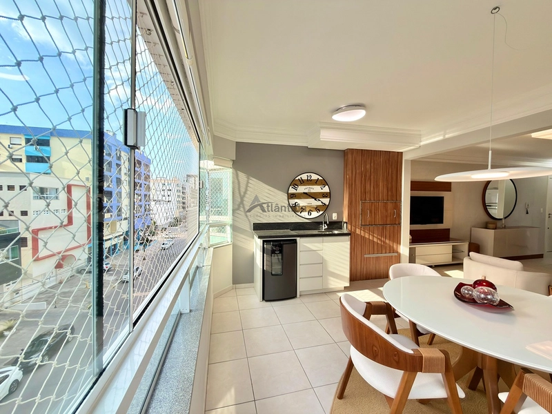 Excelente apartamento à venda em Capão da Canoa, localizado no bairro Centro, na Rua Marabá, ideal para quem busca espaço, conforto e uma ótima oportunidade no litoral.  O imóvel conta com 2 dormitórios, sendo 1 suíte, além de banho social, oferecendo uma planta funcional e muito bem distribuída para moradia, veraneio ou investimento. Possui sacada de frente, cozinha americana, living em 2 ambientes e área de serviço separada, proporcionando praticidade e ótimo aproveitamento dos espaços.  Com 81,16 m² de área privativa e 112,41 m² de área total, o apartamento se destaca pelo excelente tamanho interno. Totalmente mobiliado e decorado, está pronto para uso, sendo uma excelente oportunidade para quem busca um imóvel bem localizado e com ótimo custo-benefício.  O edifício conta com elevador, hall e zelador permanente, agregando mais comodidade e segurança no dia a dia.  De R$ 870.000,00 por R$ 730.000,00 no Pix.  Entre em contato para mais informações e agende sua visita.: 7ª foto da galeria de imagens do imóvel