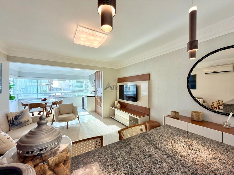 Excelente apartamento à venda em Capão da Canoa, localizado no bairro Centro, na Rua Marabá, ideal para quem busca espaço, conforto e uma ótima oportunidade no litoral.  O imóvel conta com 2 dormitórios, sendo 1 suíte, além de banho social, oferecendo uma planta funcional e muito bem distribuída para moradia, veraneio ou investimento. Possui sacada de frente, cozinha americana, living em 2 ambientes e área de serviço separada, proporcionando praticidade e ótimo aproveitamento dos espaços.  Com 81,16 m² de área privativa e 112,41 m² de área total, o apartamento se destaca pelo excelente tamanho interno. Totalmente mobiliado e decorado, está pronto para uso, sendo uma excelente oportunidade para quem busca um imóvel bem localizado e com ótimo custo-benefício.  O edifício conta com elevador, hall e zelador permanente, agregando mais comodidade e segurança no dia a dia.  De R$ 870.000,00 por R$ 730.000,00 no Pix.  Entre em contato para mais informações e agende sua visita.: 10ª foto da galeria de imagens do imóvel