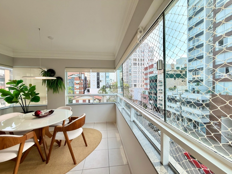 Excelente apartamento à venda em Capão da Canoa, localizado no bairro Centro, na Rua Marabá, ideal para quem busca espaço, conforto e uma ótima oportunidade no litoral.  O imóvel conta com 2 dormitórios, sendo 1 suíte, além de banho social, oferecendo uma planta funcional e muito bem distribuída para moradia, veraneio ou investimento. Possui sacada de frente, cozinha americana, living em 2 ambientes e área de serviço separada, proporcionando praticidade e ótimo aproveitamento dos espaços.  Com 81,16 m² de área privativa e 112,41 m² de área total, o apartamento se destaca pelo excelente tamanho interno. Totalmente mobiliado e decorado, está pronto para uso, sendo uma excelente oportunidade para quem busca um imóvel bem localizado e com ótimo custo-benefício.  O edifício conta com elevador, hall e zelador permanente, agregando mais comodidade e segurança no dia a dia.  De R$ 870.000,00 por R$ 730.000,00 no Pix.  Entre em contato para mais informações e agende sua visita.: 17ª foto da galeria de imagens do imóvel