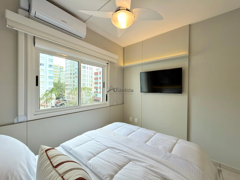 Excelente apartamento à venda em Capão da Canoa, localizado no bairro Centro, na Rua Marabá, ideal para quem busca espaço, conforto e uma ótima oportunidade no litoral.  O imóvel conta com 2 dormitórios, sendo 1 suíte, além de banho social, oferecendo uma planta funcional e muito bem distribuída para moradia, veraneio ou investimento. Possui sacada de frente, cozinha americana, living em 2 ambientes e área de serviço separada, proporcionando praticidade e ótimo aproveitamento dos espaços.  Com 81,16 m² de área privativa e 112,41 m² de área total, o apartamento se destaca pelo excelente tamanho interno. Totalmente mobiliado e decorado, está pronto para uso, sendo uma excelente oportunidade para quem busca um imóvel bem localizado e com ótimo custo-benefício.  O edifício conta com elevador, hall e zelador permanente, agregando mais comodidade e segurança no dia a dia.  De R$ 870.000,00 por R$ 730.000,00 no Pix.  Entre em contato para mais informações e agende sua visita.: 25ª foto da galeria de imagens do imóvel