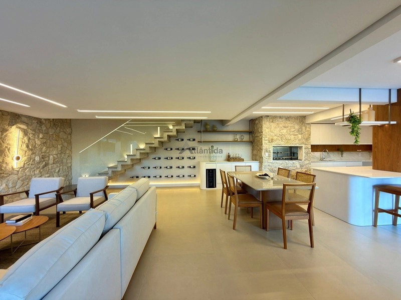 Sobrado mobiliado em Atlântida com 286 m², piscina, ilha gourmet, churrasqueira automatizada e amplo terreno.: 7ª foto da galeria de imagens do imóvel