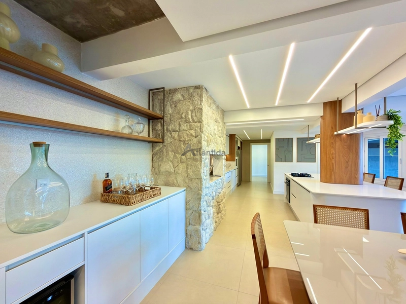 Sobrado mobiliado em Atlântida com 286 m², piscina, ilha gourmet, churrasqueira automatizada e amplo terreno.: 11ª foto da galeria de imagens do imóvel