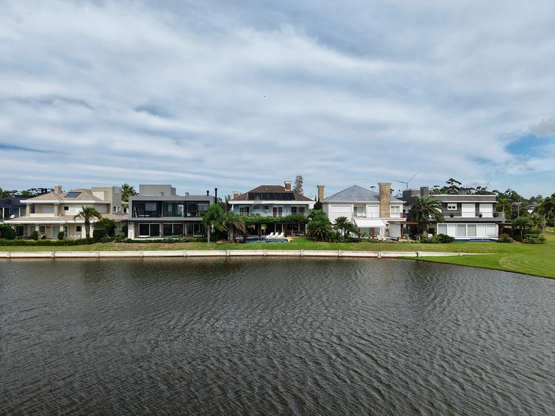 Sobrado beira lago no Bosques de Atlântida com 399 m², 5 suítes, piscina em concreto, living com 5 ambientes e acabamento de alto padrão.: 13ª foto da galeria de imagens do imóvel