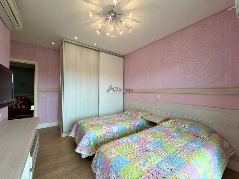 Sobrado beira lago no Bosques de Atlântida com 399 m², 5 suítes, piscina em concreto, living com 5 ambientes e acabamento de alto padrão.: 2ª foto da galeria de imagens do imóvel