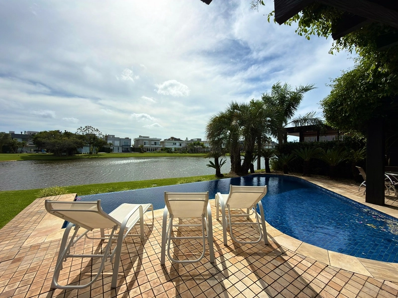 Sobrado beira lago no Bosques de Atlântida com 399 m², 5 suítes, piscina em concreto, living com 5 ambientes e acabamento de alto padrão.: 28ª foto da galeria de imagens do imóvel