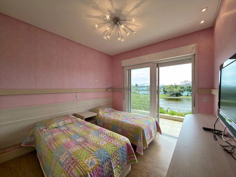 Sobrado beira lago no Bosques de Atlântida com 399 m², 5 suítes, piscina em concreto, living com 5 ambientes e acabamento de alto padrão.: 3ª foto da galeria de imagens do imóvel