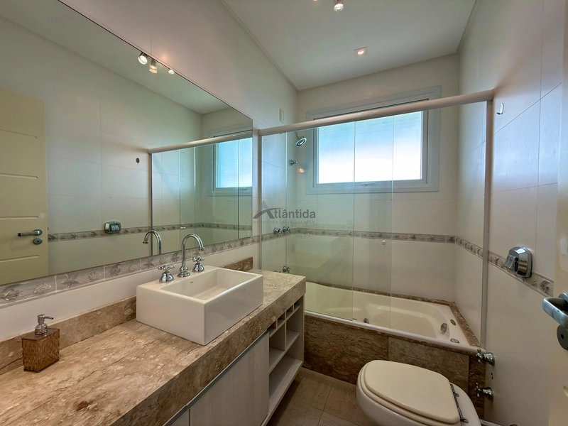 Sobrado beira lago no Bosques de Atlântida com 399 m², 5 suítes, piscina em concreto, living com 5 ambientes e acabamento de alto padrão.: 10ª foto da galeria de imagens do imóvel