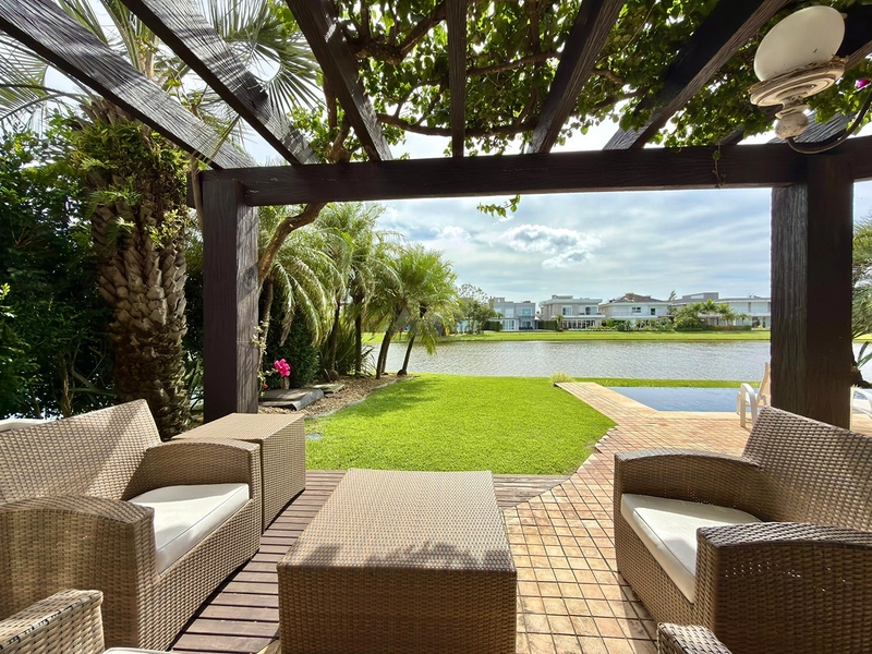 Sobrado beira lago no Bosques de Atlântida com 399 m², 5 suítes, piscina em concreto, living com 5 ambientes e acabamento de alto padrão.: 33ª foto da galeria de imagens do imóvel